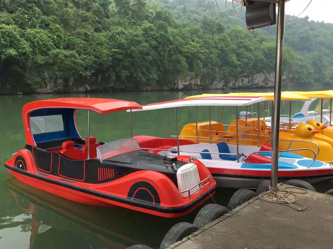 點擊放大 4人老爺車電動船