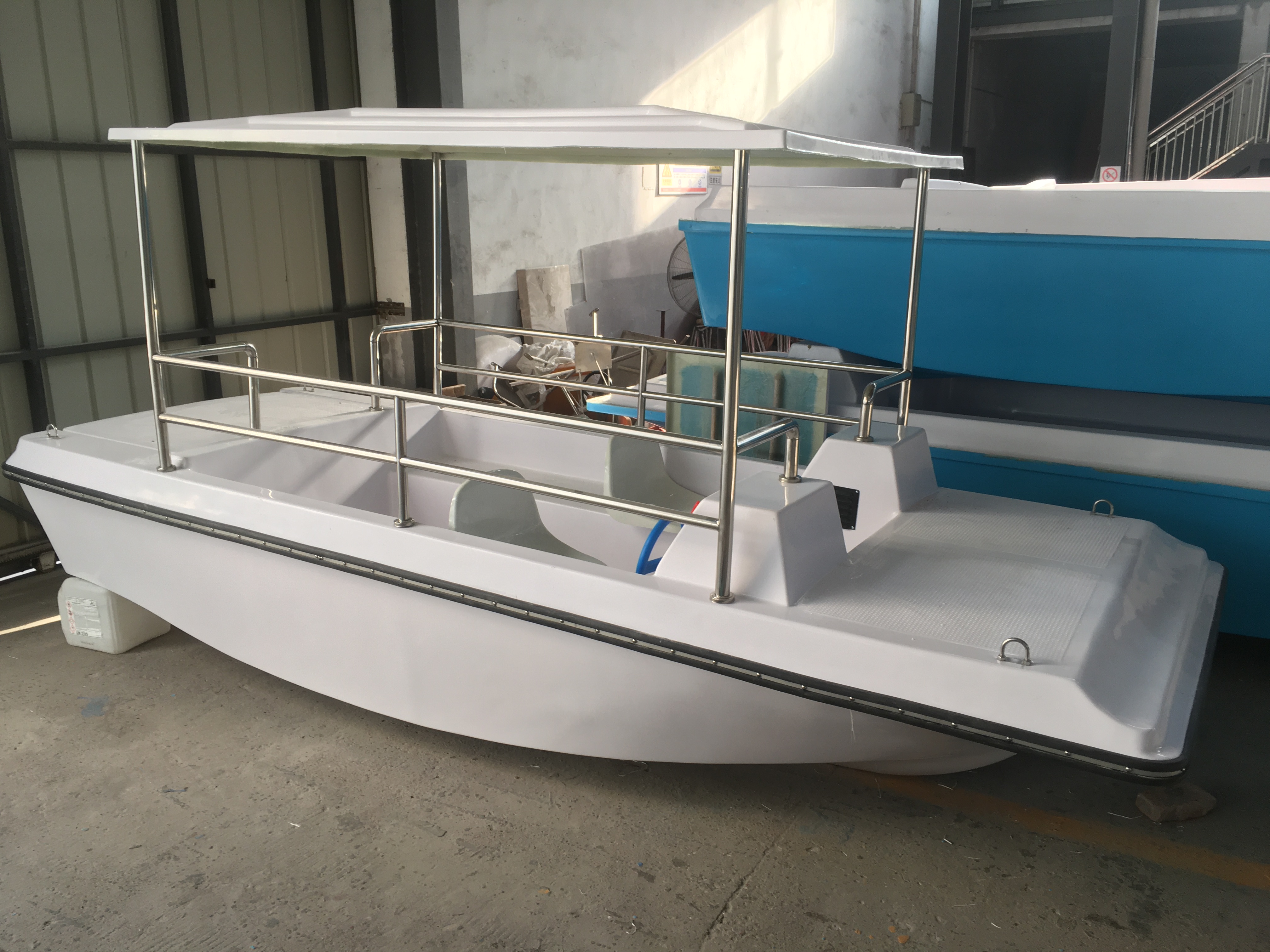 點(diǎn)擊放大 6人自排水電動(dòng)船